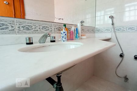 Casa de condomínio à venda com 322m², 4 quartos e 4 vagas Casa de condomínio à venda com 322m², 4 quartos e 4 vagasDetalhe banheiro suíte - Pia