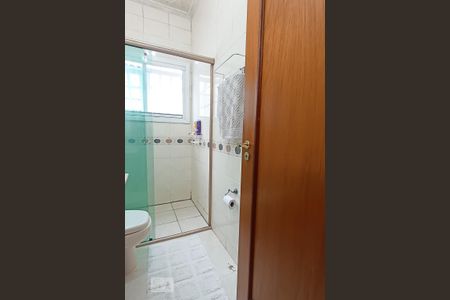 Casa de condomínio à venda com 322m², 4 quartos e 4 vagas Casa de condomínio à venda com 322m², 4 quartos e 4 vagasBanheiro social