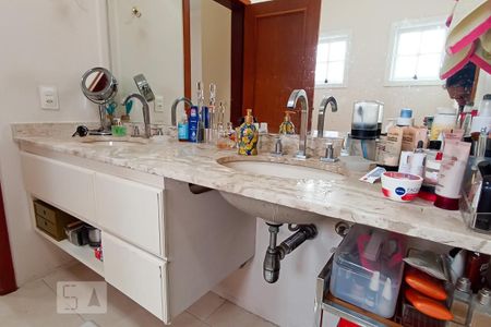 Casa de condomínio à venda com 322m², 4 quartos e 4 vagas Casa de condomínio à venda com 322m², 4 quartos e 4 vagasDetalhe banheiro suíte master - Pia