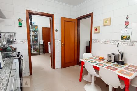 Casa de condomínio à venda com 322m², 4 quartos e 4 vagas Casa de condomínio à venda com 322m², 4 quartos e 4 vagasCozinha