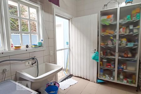 Casa de condomínio à venda com 322m², 4 quartos e 4 vagas Casa de condomínio à venda com 322m², 4 quartos e 4 vagasÁrea de serviço