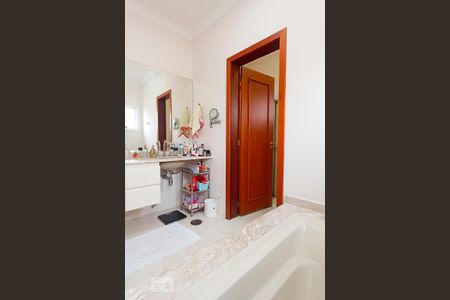 Casa de condomínio à venda com 322m², 4 quartos e 4 vagas Casa de condomínio à venda com 322m², 4 quartos e 4 vagasBanheiro suíte master