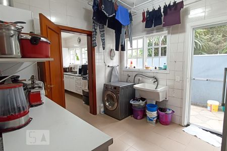 Casa de condomínio à venda com 322m², 4 quartos e 4 vagas Casa de condomínio à venda com 322m², 4 quartos e 4 vagasÁrea de serviço