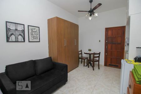 Quarto de kitnet/studio para alugar com 1 quarto, 24m² em Laranjeiras, Rio de Janeiro