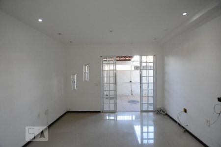 
Sala
 de casa para alugar com 2 quartos, 105m² em Cordovil, Rio de Janeiro