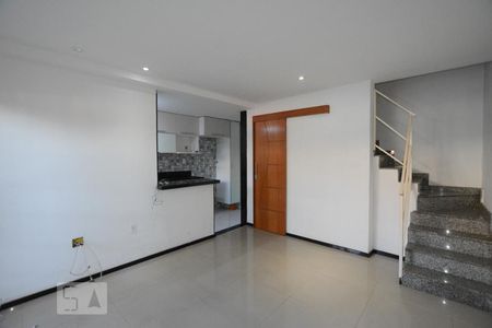 
Sala
 de casa para alugar com 2 quartos, 105m² em Cordovil, Rio de Janeiro