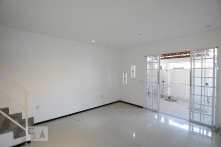 
Sala
 de casa para alugar com 2 quartos, 105m² em Cordovil, Rio de Janeiro