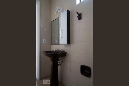 Banheiro de apartamento à venda com 1 quarto, 50m² em Menino Deus, Porto Alegre