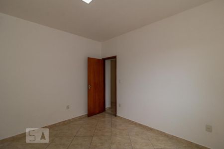 Quarto 1 de casa para alugar com 2 quartos, 80m² em Marechal Hermes, Rio de Janeiro