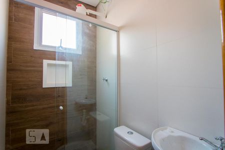 Banheiro de kitnet/studio para alugar com 1 quarto, 10m² em Vila São Pedro, Santo André