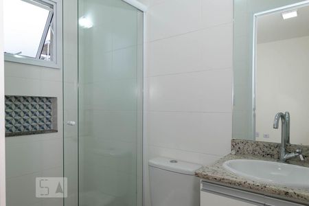 Banheiro da Suíte 1 de casa de condomínio para alugar com 2 quartos, 70m² em Vila Lucia, São Paulo