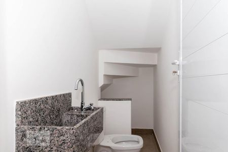 Lavabo de casa de condomínio para alugar com 2 quartos, 70m² em Vila Lucia, São Paulo