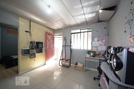 Casa à venda com 80m², 2 quartos e 2 vagasSala