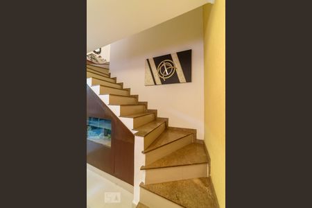 Casa à venda com 295m², 5 quartos e 3 vagas Casa à venda com 295m², 5 quartos e 3 vagasEscada