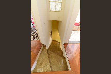 Casa à venda com 295m², 5 quartos e 3 vagas Casa à venda com 295m², 5 quartos e 3 vagasEscada