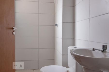 Banheiro de apartamento à venda com 2 quartos, 48m² em Olaria, Canoas