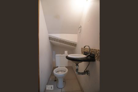 Lavabo de casa de condomínio para alugar com 3 quartos, 65m² em Vila Pierina, São Paulo