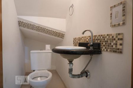 Lavabo de casa de condomínio para alugar com 3 quartos, 65m² em Vila Pierina, São Paulo