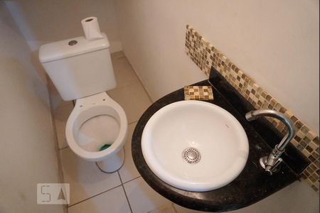 Lavabo de casa de condomínio para alugar com 3 quartos, 65m² em Vila Pierina, São Paulo