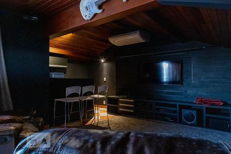 Casa de condomínio à venda com 836m², 5 quartos e 5 vagas Casa de condomínio à venda com 836m², 5 quartos e 5 vagasSala de cinema