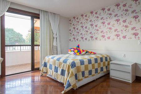 Casa de condomínio à venda com 836m², 5 quartos e 5 vagas Casa de condomínio à venda com 836m², 5 quartos e 5 vagasSuíte 4