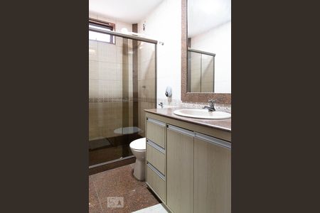 Casa de condomínio à venda com 836m², 5 quartos e 5 vagas Casa de condomínio à venda com 836m², 5 quartos e 5 vagasBanheiro da sala de cinema