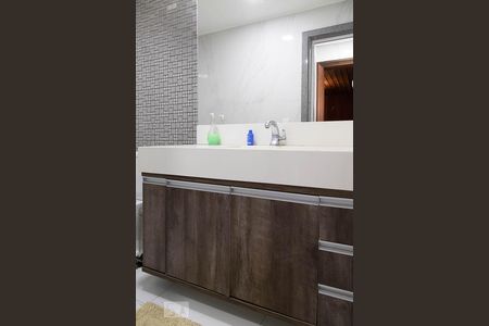 Casa de condomínio à venda com 836m², 5 quartos e 5 vagas Casa de condomínio à venda com 836m², 5 quartos e 5 vagasBanheiro feminino Sauna