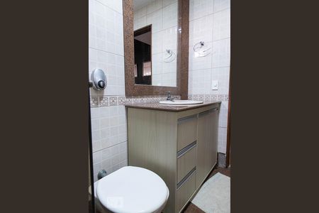 Casa de condomínio à venda com 836m², 5 quartos e 5 vagas Casa de condomínio à venda com 836m², 5 quartos e 5 vagasBanheiro da sala de cinema