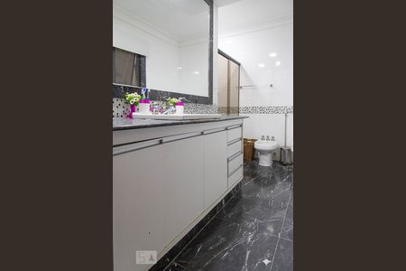 Casa de condomínio à venda com 836m², 5 quartos e 5 vagas Casa de condomínio à venda com 836m², 5 quartos e 5 vagasBanheiro da suíte 4