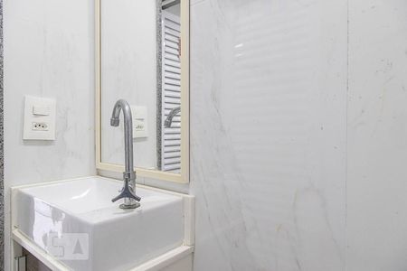 Casa de condomínio à venda com 836m², 5 quartos e 5 vagas Casa de condomínio à venda com 836m², 5 quartos e 5 vagasBanheiro masculino Sauna