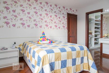 Casa de condomínio à venda com 836m², 5 quartos e 5 vagas Casa de condomínio à venda com 836m², 5 quartos e 5 vagasSuíte 4