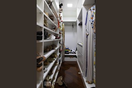 Casa de condomínio à venda com 836m², 5 quartos e 5 vagas Casa de condomínio à venda com 836m², 5 quartos e 5 vagasSuíte master - Closet 1