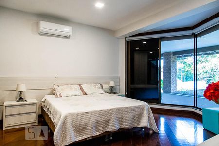 Casa de condomínio à venda com 836m², 5 quartos e 5 vagas Casa de condomínio à venda com 836m², 5 quartos e 5 vagasSuíte 1