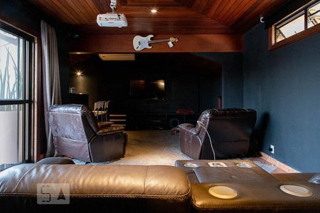 Casa de condomínio à venda com 836m², 5 quartos e 5 vagas Casa de condomínio à venda com 836m², 5 quartos e 5 vagasSala de cinema