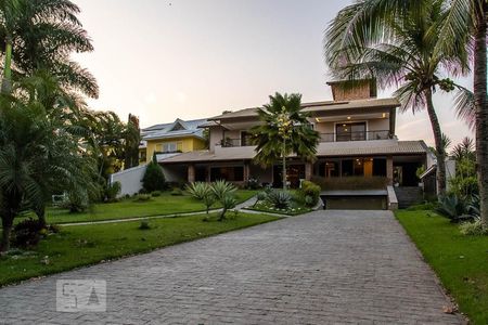 Casa de condomínio à venda com 836m², 5 quartos e 5 vagas Casa de condomínio à venda com 836m², 5 quartos e 5 vagasFachada da casa