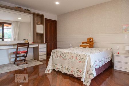 Casa de condomínio à venda com 836m², 5 quartos e 5 vagas Casa de condomínio à venda com 836m², 5 quartos e 5 vagasSuíte 3