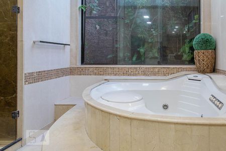 Casa de condomínio à venda com 836m², 5 quartos e 5 vagas Casa de condomínio à venda com 836m², 5 quartos e 5 vagasBanheiro da suíte master