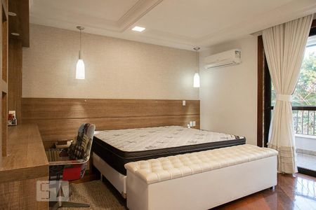 Casa de condomínio à venda com 836m², 5 quartos e 5 vagas Casa de condomínio à venda com 836m², 5 quartos e 5 vagasSuíte master