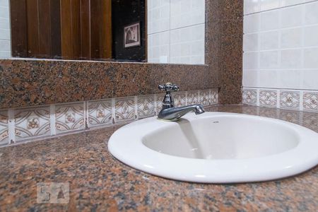 Casa de condomínio à venda com 836m², 5 quartos e 5 vagas Casa de condomínio à venda com 836m², 5 quartos e 5 vagasBanheiro da sala de cinema