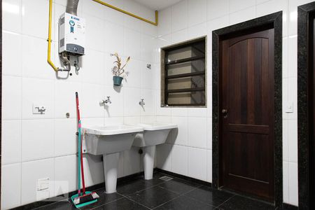 Casa de condomínio à venda com 836m², 5 quartos e 5 vagas Casa de condomínio à venda com 836m², 5 quartos e 5 vagasÁrea de serviço