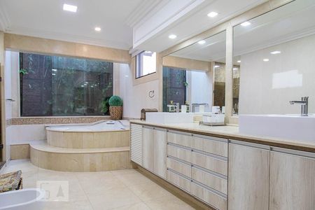 Casa de condomínio à venda com 836m², 5 quartos e 5 vagas Casa de condomínio à venda com 836m², 5 quartos e 5 vagasBanheiro da suíte master