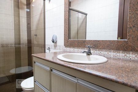 Casa de condomínio à venda com 836m², 5 quartos e 5 vagas Casa de condomínio à venda com 836m², 5 quartos e 5 vagasBanheiro da sala de cinema