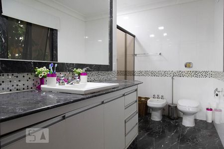 Casa de condomínio à venda com 836m², 5 quartos e 5 vagas Casa de condomínio à venda com 836m², 5 quartos e 5 vagasBanheiro da suíte 4