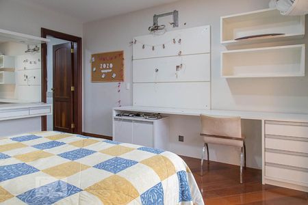 Casa de condomínio à venda com 836m², 5 quartos e 5 vagas Casa de condomínio à venda com 836m², 5 quartos e 5 vagasSuíte 4