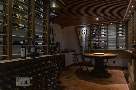 Casa de condomínio à venda com 836m², 5 quartos e 5 vagas Casa de condomínio à venda com 836m², 5 quartos e 5 vagasAdega