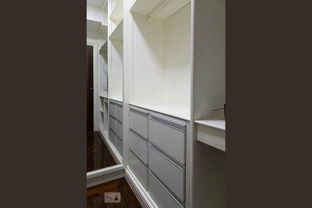 Casa de condomínio à venda com 836m², 5 quartos e 5 vagas Casa de condomínio à venda com 836m², 5 quartos e 5 vagasSuíte 2 - Closet