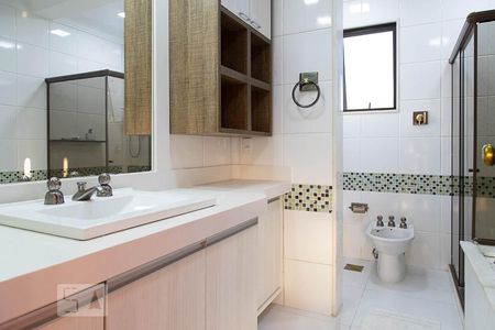 Casa de condomínio à venda com 836m², 5 quartos e 5 vagas Casa de condomínio à venda com 836m², 5 quartos e 5 vagasBanheiro da suíte 3