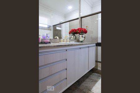 Casa de condomínio à venda com 836m², 5 quartos e 5 vagas Casa de condomínio à venda com 836m², 5 quartos e 5 vagasBanheiro da suíte 1