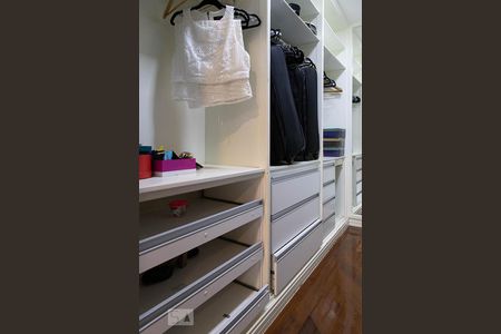 Casa de condomínio à venda com 836m², 5 quartos e 5 vagas Casa de condomínio à venda com 836m², 5 quartos e 5 vagasSuíte master - closet 2