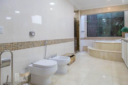 Casa de condomínio à venda com 836m², 5 quartos e 5 vagas Casa de condomínio à venda com 836m², 5 quartos e 5 vagasBanheiro da suíte master